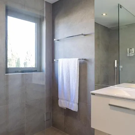 Sleeps 8 With Pool Air Con And Wifi *