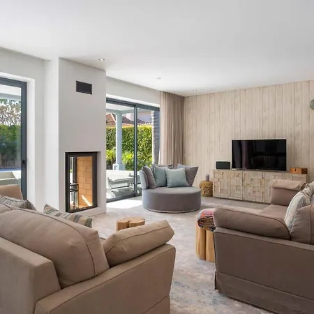 Villa Sleeps 8 With Pool Air Con And Wifi